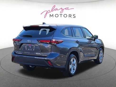 Used 2024 Toyota Highlander LE AWD/4WD image 5