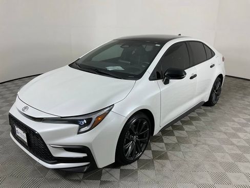 Used 2025 Toyota Corolla SE FWD image 2