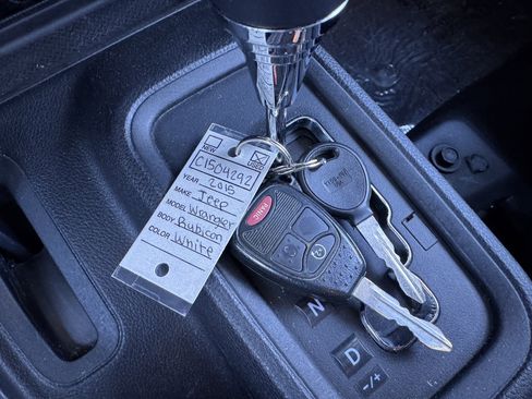 Used 2015 Jeep Wrangler Unlimited Rubicon w/ Connectivity Group image 17