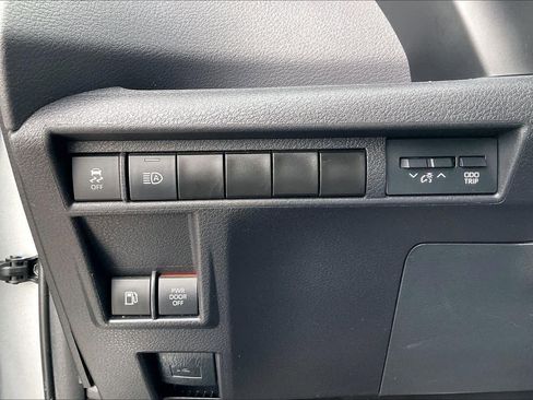 Used 2023 Toyota Sienna XSE image 33