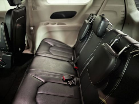 Used 2024 Chrysler Pacifica Touring-L image 21