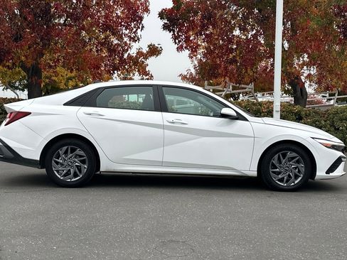 Used 2024 Hyundai Elantra SEL image 3