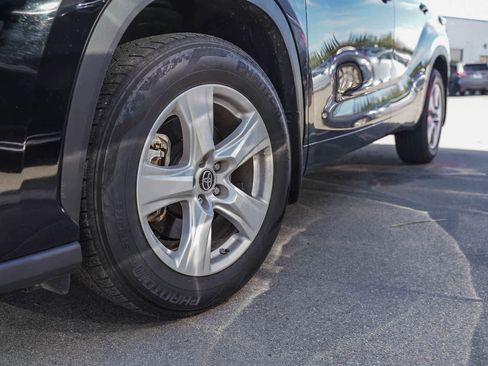 Used 2021 Toyota Highlander L image 2