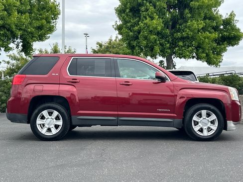 Used 2010 GMC Terrain SLE FWD image 3