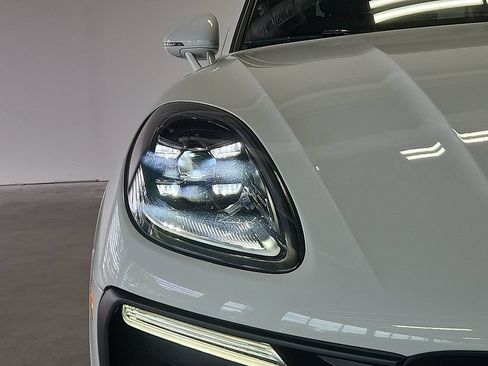 Certified 2026 Porsche Macan AWD/4WD image 9
