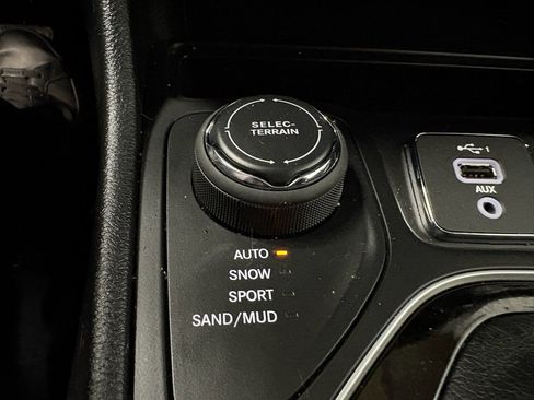 Used 2022 Jeep Cherokee Limited w/ Mopar Interior Package AWD/4WD image 19