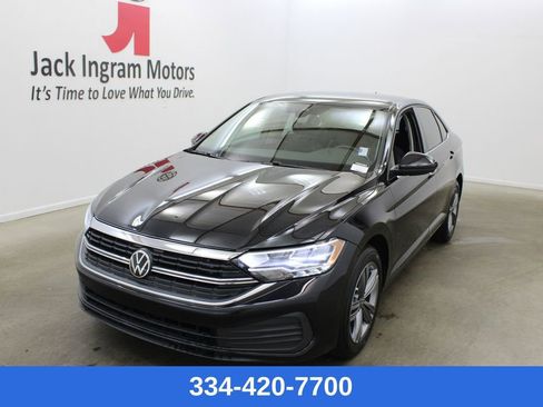 Certified 2023 Volkswagen Jetta SE FWD image 1