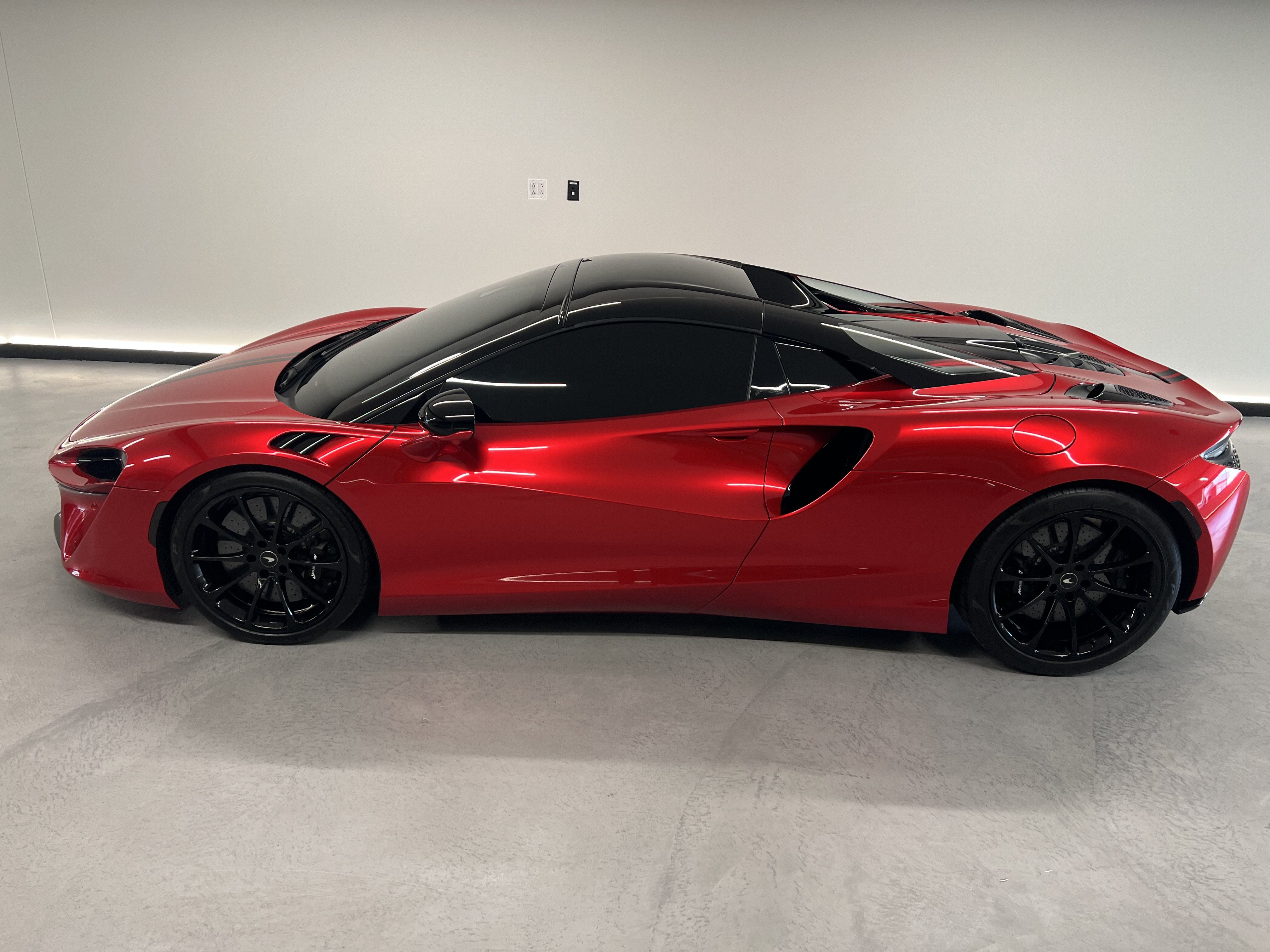 Used 2025 McLaren Artura Spider RWD image 27