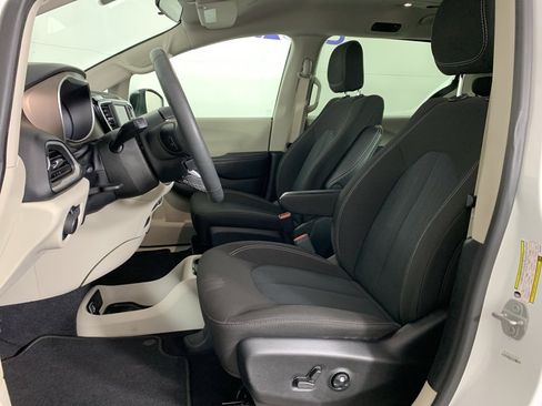 Used 2022 Chrysler Voyager LX image 16