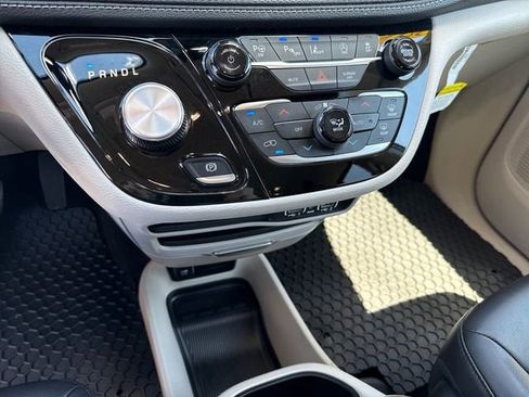 Used 2023 Chrysler Pacifica Touring-L AWD/4WD image 22