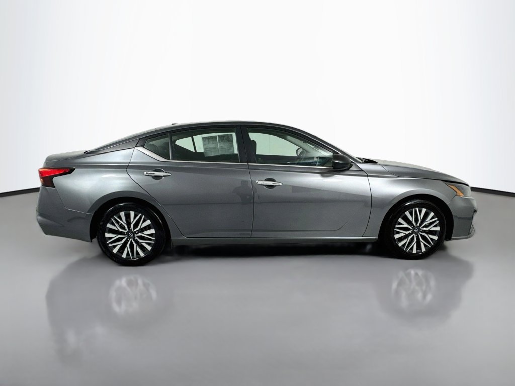 Used 2024 Nissan Altima 2.5 SV FWD image 9