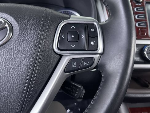 Used 2019 Toyota Highlander XLE AWD/4WD image 28