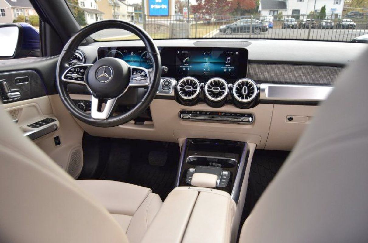 Used 2021 Mercedes-Benz GLB 250 4MATIC w/ Premium Package image 20