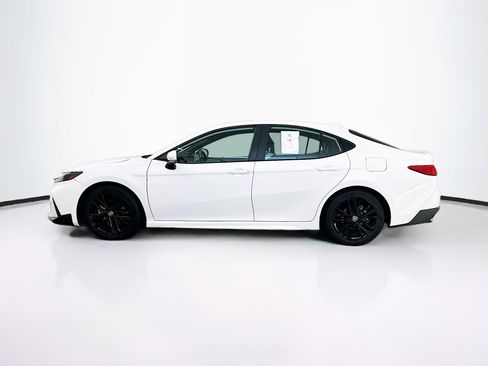 Used 2025 Toyota Camry SE image 4