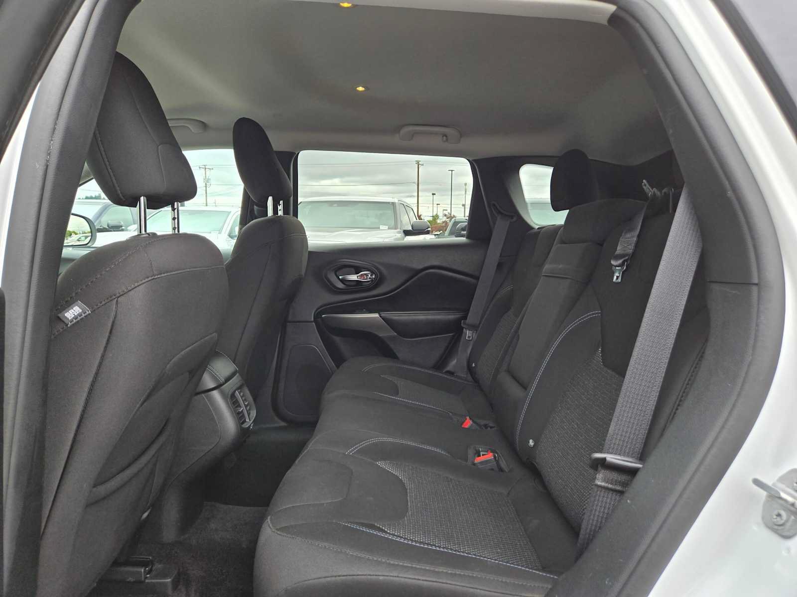 Used 2019 Jeep Cherokee Latitude w/ Popular Appearance Group AWD/4WD image 17