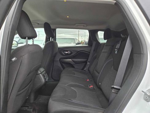 Used 2019 Jeep Cherokee Latitude w/ Popular Appearance Group AWD/4WD image 17