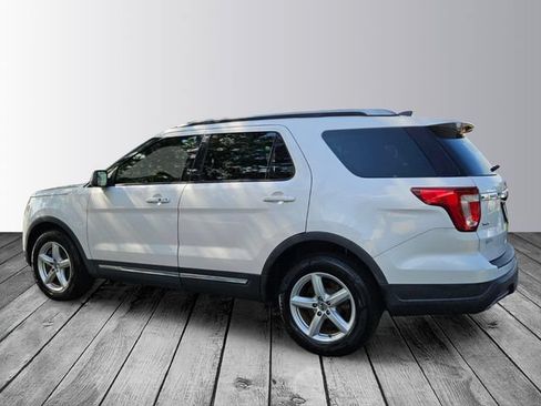 Used 2018 Ford Explorer XLT FWD image 3