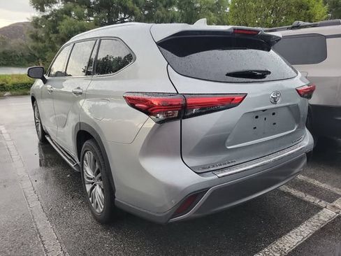 Used 2022 Toyota Highlander Platinum FWD image 4