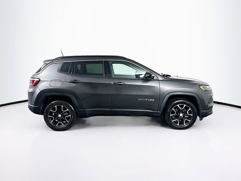 Used 2022 Jeep Compass Latitude image 10