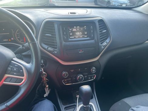 Used 2017 Jeep Cherokee Sport w/ Cold Weather Group FWD image 8