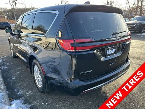 Certified 2024 Chrysler Pacifica Touring-L image 6