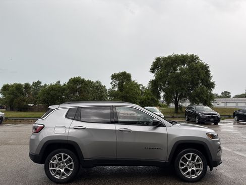 Used 2023 Jeep Compass Latitude AWD/4WD image 2