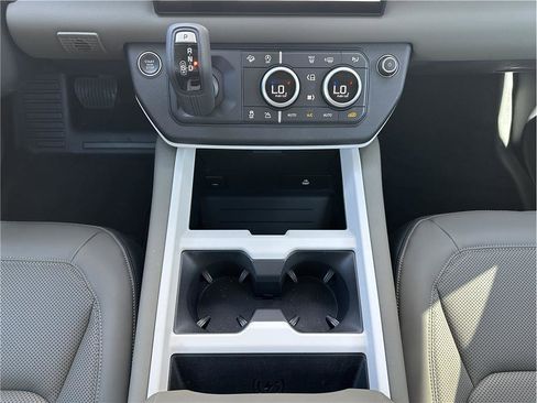 Used 2025 Land Rover Defender 90 S image 23