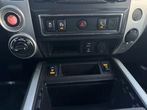 Used 2018 Nissan Titan SV w/ SV Convenience Package image 16