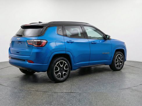 Used 2025 Jeep Compass Trailhawk AWD/4WD image 9