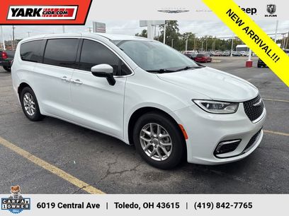 Used 2023 Chrysler Pacifica Touring-L w/ Uconnect Theater Family Group