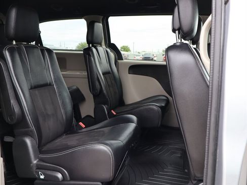 Used 2019 Dodge Grand Caravan SXT FWD image 14