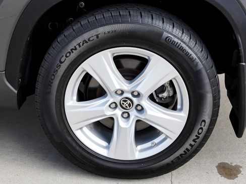 Used 2021 Toyota Highlander LE AWD/4WD image 13