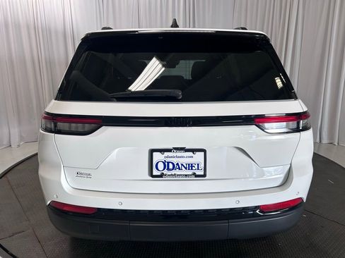 Used 2025 Jeep Grand Cherokee Altitude RWD image 27