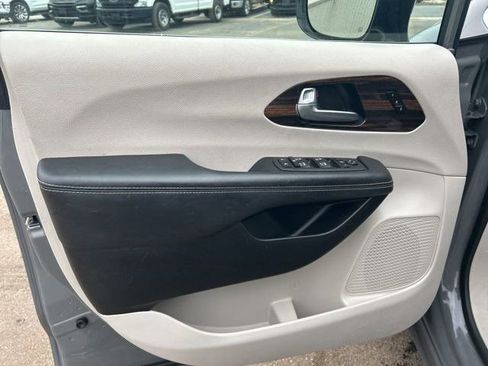 Used 2023 Chrysler Pacifica Limited image 12