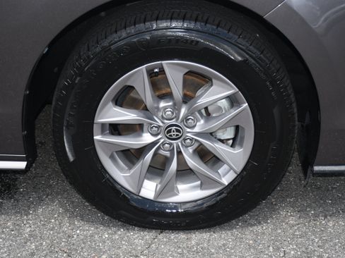 Used 2021 Toyota Sienna XLE w/ XLE Plus Package FWD image 21