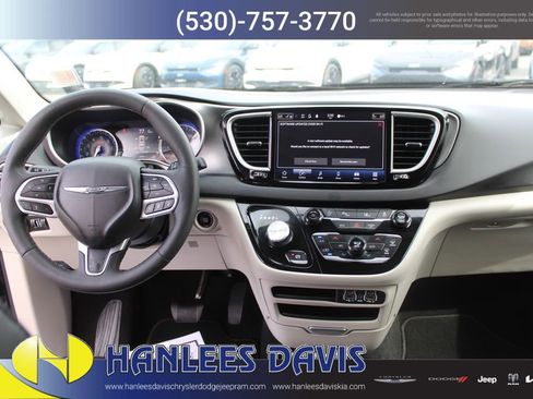 Used 2024 Chrysler Pacifica Touring-L image 21
