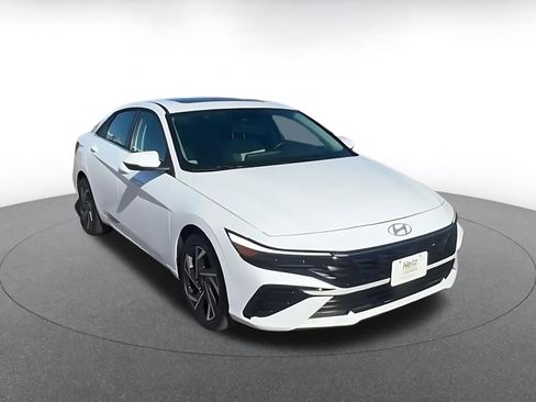 Used 2025 Hyundai Elantra Limited image 3