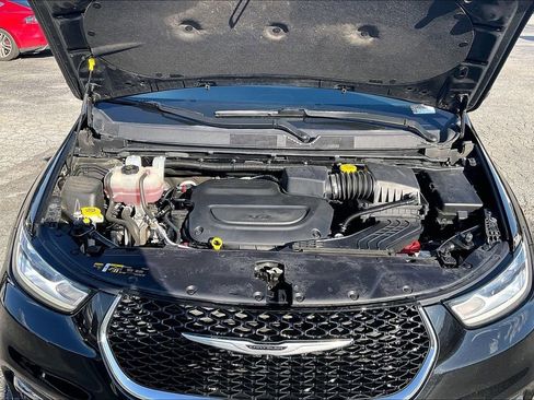 Used 2023 Chrysler Pacifica Touring-L FWD image 30