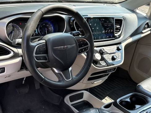 Used 2022 Chrysler Pacifica Touring-L FWD image 15