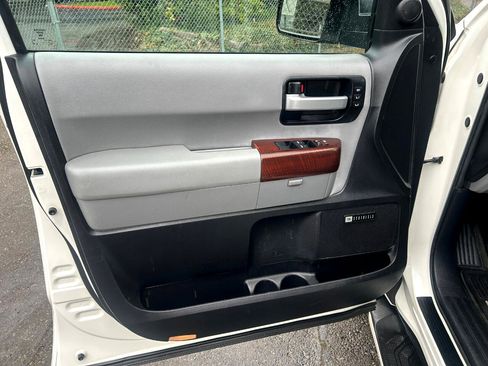 Used 2014 Toyota Sequoia Platinum image 9