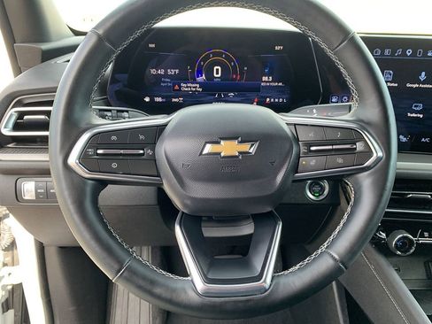 Used 2025 Chevrolet Traverse LT image 17