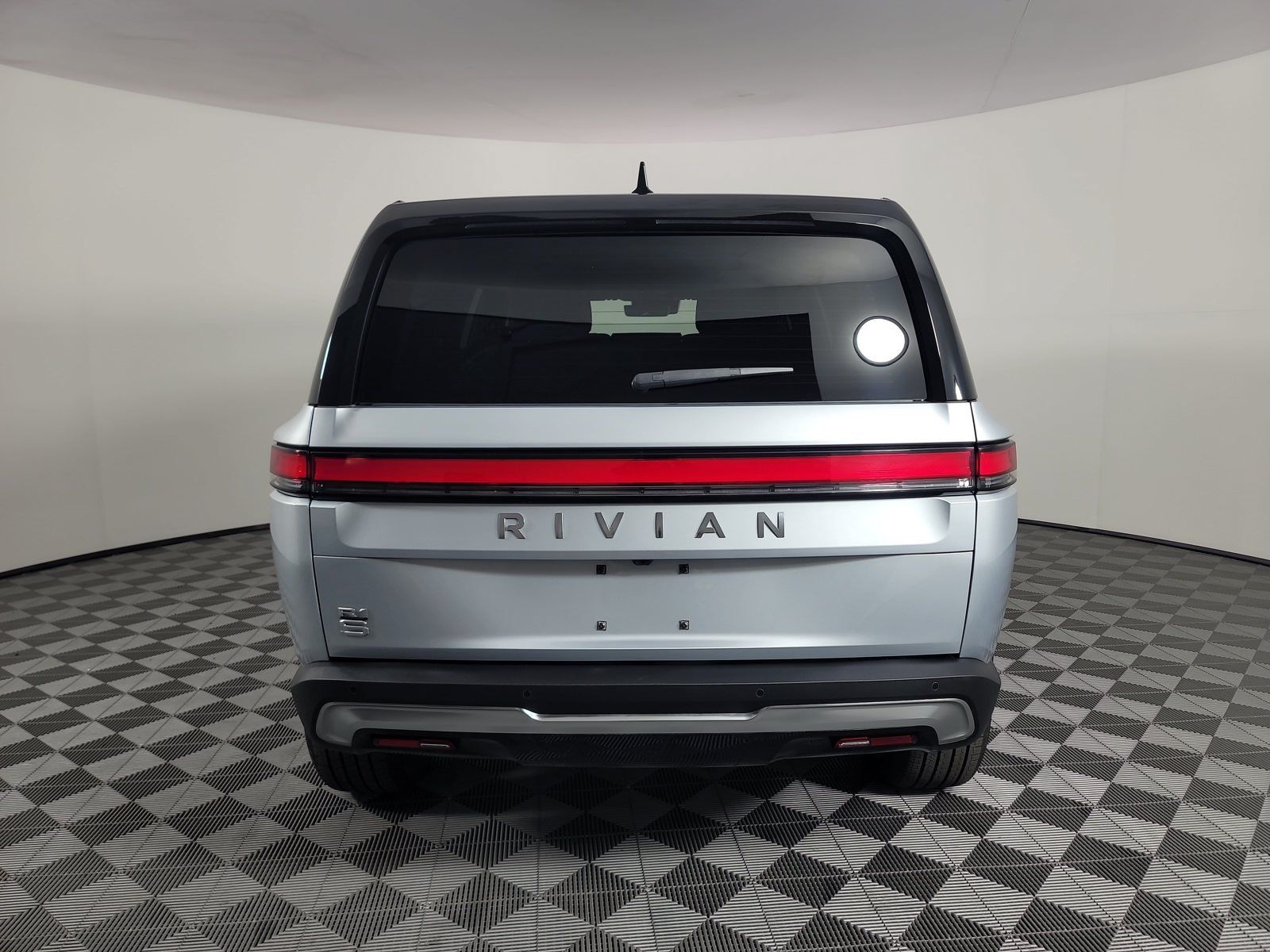 Used 2025 Rivian R1S Adventure Dual AWD/4WD image 4