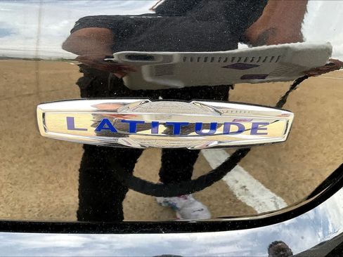 Used 2025 Jeep Compass Latitude image 7