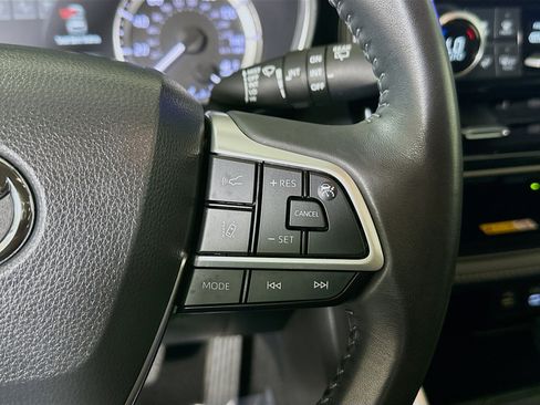 Used 2023 Toyota Highlander XLE FWD image 17