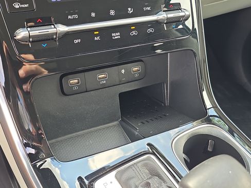 Used 2023 Kia Carnival EX FWD image 27