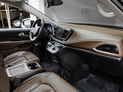 Used 2018 Chrysler Pacifica Limited image 11