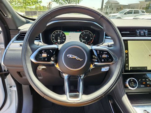 Certified 2024 Jaguar F-PACE R-Dynamic S image 18