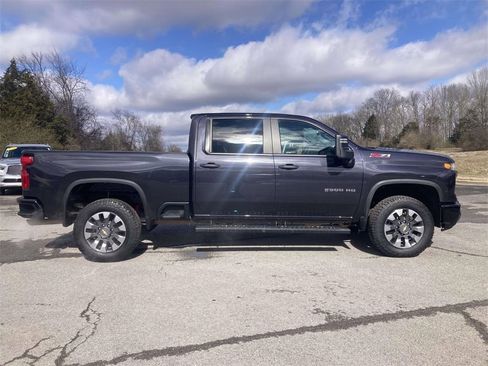 Used 2024 Chevrolet Silverado 2500 Custom w/ Custom Value Package image 2