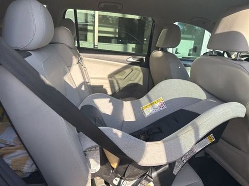 Used 2023 Volkswagen Tiguan SE image 11