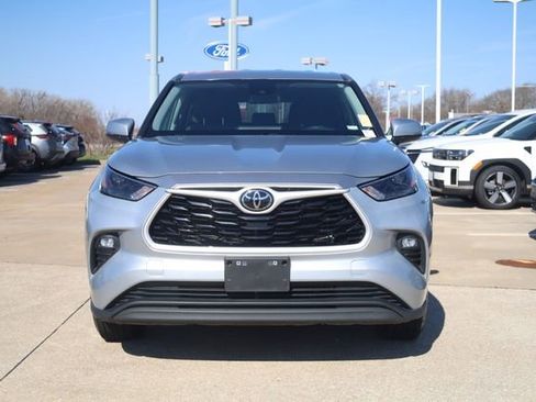 Used 2024 Toyota Highlander LE AWD/4WD image 3